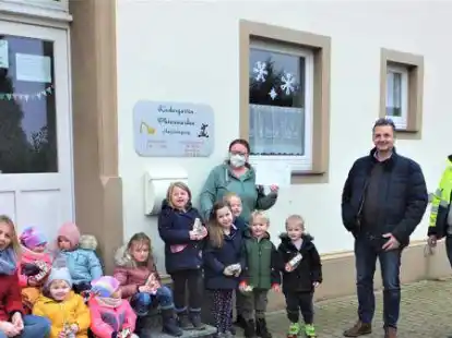 Christian Diekmann (rechts) und Peter Dindas &uuml;berreichten den symbolischen Spendenscheck an die Einrichtungsleiterin Andrea Thorm&auml;hlen und deren Kollegin Sigrid Ratjen (links).