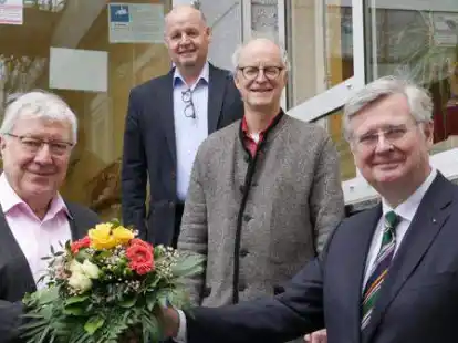 Abschied und Willkommen (von links): Dr. Michael Reimann, Stephan Bl&ouml;mer (Gesch&auml;ftsstellenleiter Kath. Erwachsenenbildung), Mathias Kroll und Dr. Michael Kodde (1. Vorsitzender).