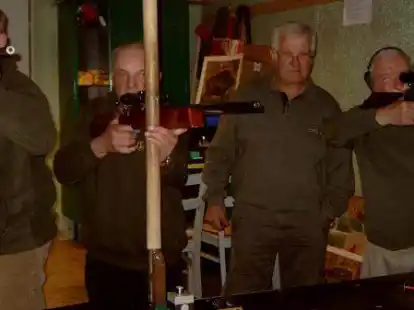 Schie&szlig;training zu Zeiten, als es noch kein Corona gab (Symbolbild): Heute kann der &Uuml;bungsbetrieb nur stattfinden, wenn besondere Regeln wegen der Pandemie eingehalten werden.