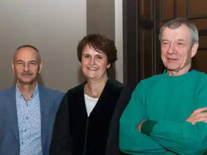 Der ehemalige Kommissar Martin Erftenbeck (von links), Staatsanw&auml;ltin Annette Marquardt und Rechtsmediziner Professor Dr. Klaus P&uuml;schel lesen aus ihrem Buch &bdquo;Wahrheit - Tote haben Recht(e)&ldquo; in der Kulturm&uuml;hle.