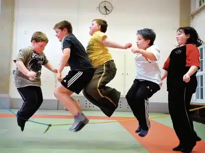 Immer mehr Kinder in Deutschland sind &uuml;bergewichtig. Bewegungsmangel und Essgewohnheiten z&auml;hlen zu den Ursachen daf&uuml;r.