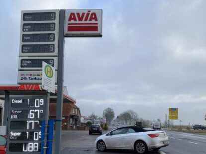 Nein, der Liter Kraftstoff ist nicht f&uuml;r 0,9 Cent zu haben. An der Barghorner Tankstelle gilt die untere Preisangabe.