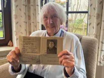 F&uuml;hrerschein seit 83 Jahren: Irmgard Martens zeigt ihren &bdquo;grauen Lappen&ldquo;.