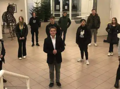 Der neu gew&auml;hlte Kreissch&uuml;lerrat und seine Sprecher: Simeon Urban (1. Reihe, Mitte), Bogdan Andrei Iftode (2. Reihe, 2. von rechts) und Tim-Luca Stoyke (3. Reihe, links)