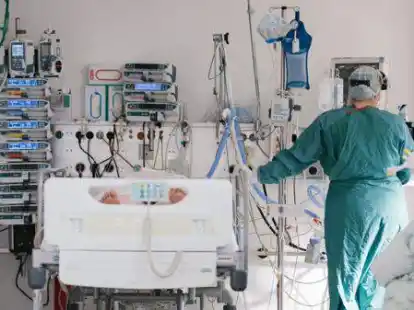 ARCHIV - 20.04.2021, Niedersachsen, Braunschweig: Eine Intensivpflegerin versorgt auf der Intensivstation in Braunschweig einen an Covid-19 erkrankten Patienten. (zu dpa 