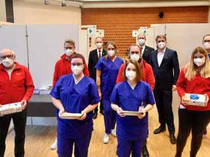 Das Team des Campus-Impfpunktes an der Universit&auml;t Oldenburg sowie die Verantwortlichen von Universit&auml;t und Stadt Oldenburg freuen sich auf den Start des zus&auml;tzlichen Impfangebots.