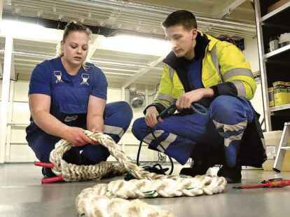 Viel wird noch von Hand gemacht: Das Splei&szlig;en von Tauen geh&ouml;rt f&uuml;r die beiden Azubis zum Alltag &ndash; schmutzige H&auml;nde sind hier inklusive. Bild: Haschen