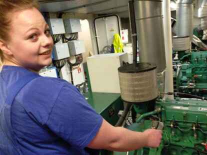 Motortemperatur mit dem Thermometer f&uuml;hlen: Mit den Maschinen unter Deck ist Anna Jacobs bestens vertraut. Bild: Haschen