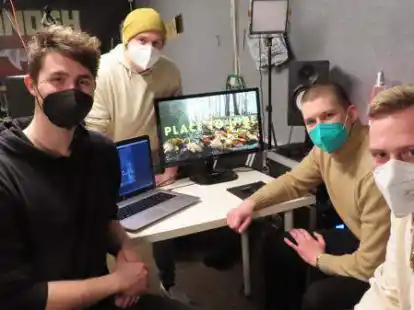 Haben in der Corona-Zeit ein neues Musik-Video produziert &ndash; komplett in Eigenregie: Jannik Bloem (24), Florian Roelfs (24), Chris van Lengen (26) und Marvin Rolfs (26) von der Band Janosh.