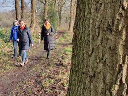 Monika Kallisch (v.l.), Renate St&uuml;mer, Martina Weisensee und Kerstin Sonka von der Touristik-Palette freuen sich &uuml;ber die neu ausgeschilderten &bdquo;Wilde Geest&ldquo;-Wanderrouten in Hude.