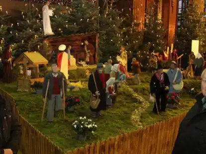 Paul Horst und Hubert Looschen vor der Krippe in der Pfarrkirche.