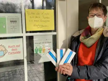 In der Kita &bdquo;Sonneninsel&ldquo; in Bookholzberg d&uuml;rfen Eltern ihr Kind nur noch an der T&uuml;r zum Gruppenraum abgeben. Zus&auml;tzlich verteilt Leiterin Edith Ohlenbusch w&ouml;chentlich drei Lolli-Tests an Eltern, damit Kinder regelm&auml;&szlig;ig getestet werden k&ouml;nnen.