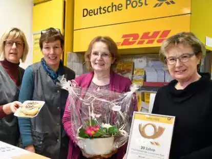 Anerkennung f&uuml;r 20 Jahre Dorfladen in Neerstedt: Erika Strahler (von rechts) gratuliert Elke Krebs, Karin Kreye und Martina Kl&ouml;ver-Willms.