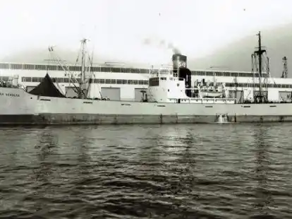 W&auml;hrend in Norddeutschland die schwere Sturmflut herrschte, war der Erz&auml;hler auf diesem Schiff weit entfernt: der Frachtdampfer &bdquo;Heinrich Schulte&ldquo;.