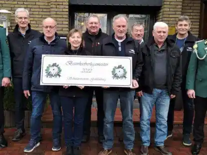 Gl&uuml;ckliche Sieger mit der Vereinsf&uuml;hrung (v.l.): Oberst Rolf Behnen, Johannes Wilke, Willi Dumstorff, Maria Windt, Johann L&uuml;cking, G&uuml;nther Wielenberg, Johannes Behnen, Hans Breyer, Bernhard Reiners und Major Hermann Olliges.