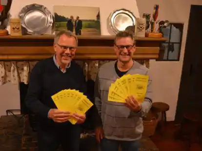 Stellten das Jahresprogramm 2022 f&uuml;r die       Begegnungsst&auml;tte Heinrich-Kunst-Haus in Ofenerfeld vor (von       links): Richard Eckhoff (Vorsitzender des Vereins Begegnungsst&auml;tte       Heinrich Kunst) und Theo Gerdes (Vorstandsmitglied).