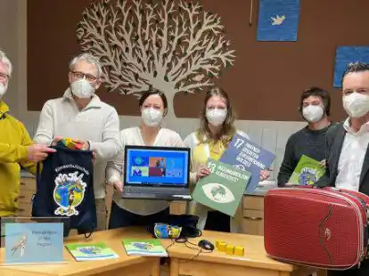 Die Initiatoren der Klimaschutzschule (von links): Reinhold Harms (Bildungsregion), Dirk Wolf (Lernort Technik und Natur), RUZ-Leiterin Ina Rosemeier, die Klimaschutzbeauftragten Marisa Tammen (Friesland) und Andr&eacute; Lachmund (Wilhelmshaven) sowie Erster Stadtrat Armin Sch&ouml;nfelder (Stadt Wilhelmshaven).