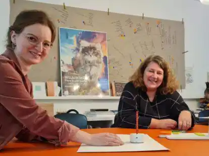 Testen den digitalen Roboter &bdquo;Matatalab&ldquo; f&uuml;r kommende Projekte: Marie-Christine Raddatz (links) und Claudia Ohmert.