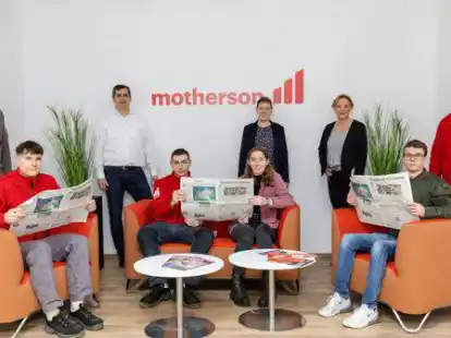 Start der Bildungsinitiative: (stehend von links)  Uwe Mork, Leitung Privatkunden der Nordwest Mediengruppe, SMP-Werkleiter Christoph Kaltwasser, Personalleiterin Corinna Grashorn,  Personalreferentin Traute Poppehoff, Betriebsratsvorsitzender Frank Kerber, (sitzend von links)  die Auszubildenden Deven Dollmann, Henry Roth, Tessa L&uuml;&szlig;mann und  Maximilian Hohn