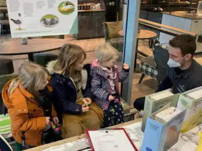 Moritz Blankemeyer verteilte S&uuml;&szlig;igkeiten an die j&uuml;ngsten G&auml;ste, die sich den Stand des Rassegefl&uuml;gelzuchtvereins anschauten.
