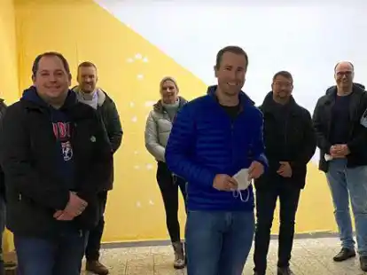 Haben R&auml;umlichkeiten f&uuml;r ein m&ouml;gliches Testzentrum besichtigt: Vertreter der CDU-Fraktion im Rasteder Gemeinderat, des Ortsvereins und des m&ouml;glichen Betreibers. Alle Teilnehmer verf&uuml;gen &uuml;ber einen Test- und Impfnachweis. Die FFP2-Masken wurden nur f&uuml;r das Foto abgenommen.