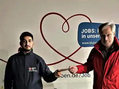 Hassan Farhat vom DRK B&ouml;sel &uuml;berreicht Josef Potthast, der 100 Blutspenden abgegeben hat, ein Geschenk als Dankesch&ouml;n. Auch Karl Rolfes mit 75 Spenden und Ludger Burrichter mit der 50. Spende wurden geehrt.