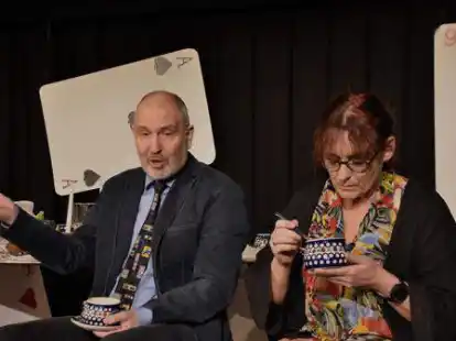 Schw&auml;gerin Eva erkl&auml;rt Erich, wie t&ouml;ffelig ihr Mann Hagen ist.