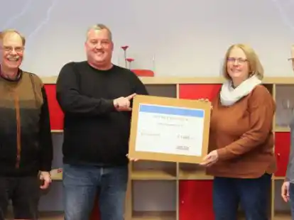 &Uuml;bergabe des symbolischen Spendenchecks (von links): Peter Schnepper und Mark Castens vom Verein Lebenswunsch und Tanja Bolles und Jens Gnauck von der Firma Uretek.