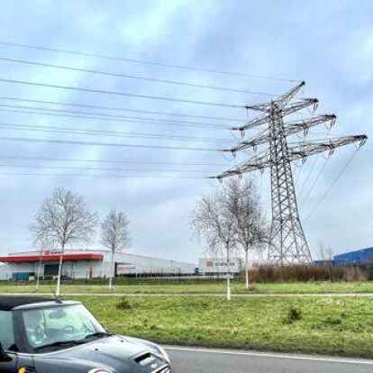 Ein Kran, der f&uuml;r einen Logistikdienstleister in Oldenburg im Einsatz war, ist Mittwochnacht in die N&auml;he einer Stromleitung gekommen und hat f&uuml;r einen gro&szlig;fl&auml;chigen Ausfall gesorgt.