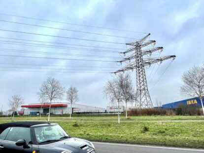 Ein Kran, der f&uuml;r einen Logistikdienstleister in Oldenburg im Einsatz war, ist Mittwochnacht in die N&auml;he einer Stromleitung gekommen und hat f&uuml;r einen gro&szlig;fl&auml;chigen Ausfall gesorgt.