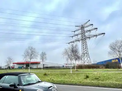 Ein Kran, der f&uuml;r einen Logistikdienstleister in Oldenburg im Einsatz war, ist Mittwochnacht in die N&auml;he einer Stromleitung gekommen und hat f&uuml;r einen gro&szlig;fl&auml;chigen Ausfall gesorgt.