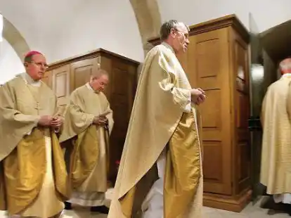 Weniger Priester (Symbolbild): Auch sinkende Zahl an Priestern ist ein Grund f&uuml;r die Umstrukturierung im Offizialatsbezirk