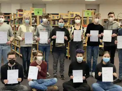 Die beteiligten Sch&uuml;ler des Wettbewerbs &bdquo;Jugend debattiert&ldquo;.