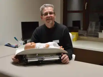 Dr. Rupert Dernick ist mit Leib und Seele Kinderarzt. Ihn fasziniert nach eigenen Worten &bdquo;die Power, die Kindern inne wohnt&ldquo; und wie schnell sie in der Regel wieder gesunden. Am Montag, 17. Januar, &ouml;ffnet er seine Praxis in der Friedrich-Ebert-Stra&szlig;e 14a in Varel.