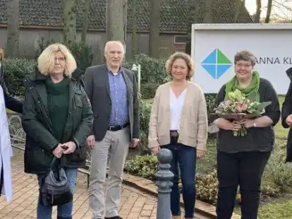 Willkommensfoto mit der neuen Seelsorgerin der St. Anna Klinik und des Altenzentrums St. Franziskus (v.l.): Eberhard Ficker (Gesch&auml;ftsf&uuml;hrer Senioreneinrichtungen), &Auml;rztliche Direktorin Dr. Angelika Hemmen-Funk, Sr. Ina Moorkamp (Leitung Intensivstation), Klinischer Gesch&auml;ftsf&uuml;hrer Martin Herbes, Susanne Siemer (MAV Vorsitzende), Cornelia Schomacher und Gesch&auml;ftsf&uuml;hrer Matthias Bitter.
