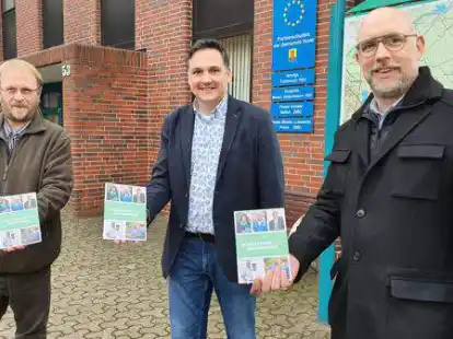 Pr&auml;sentieren den neuen B&uuml;rgerbrief vor dem Rathaus: Andreas Otte (von links), J&ouml;rg Skatulla und Stefan Klattenhoff.