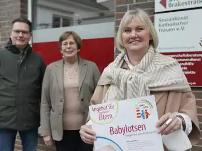 Unterst&uuml;tzt Eltern w&auml;hrend der Schwangerschaft: Sozialp&auml;dagogin Martina Janhsen (rechts). Neben ihr stehen Julia Wienken (Vorsitzende SKF) und Wilfried Wulfers (Vorsitzender Flatken Stiftung).