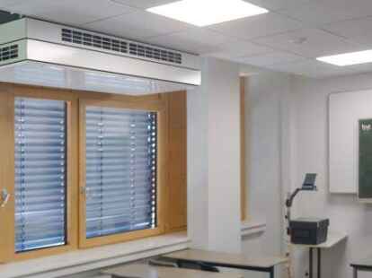 <p>        L&uuml;ftungsanlagen wie diese sollen durch den kontinuierlichen Luftaustausch die CO        2          -Konzentration und eine m&ouml;gliche Virenlast im Klassenraum verringern.     </p>