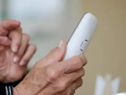 Immer wieder rufen Betr&uuml;ger &auml;ltere Menschen an und geben sich als Polizisten aus.