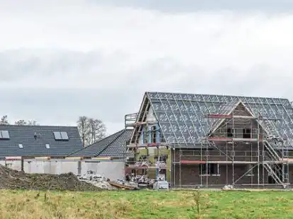 An vielen Stellen im Landkreis Wittmund entstehen derzeit neue H&auml;user, so wie hier im Baugebiet 