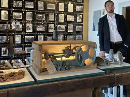 Museologe Cai-Olaf Wilgeroth hat eine aufwendige Ausstellung im Restaurierungszentrum, Zum Bahnhof 3, in Neuenburg, kuratiert.