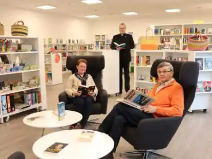 &Uuml;ber die neuen R&auml;ume f&uuml;r die katholische B&uuml;cherei B&ouml;sel und die Heimatb&uuml;cherei freuen sich B&uuml;chereileiterin Monika Wegmann, Pfarrer Stefan Jasper-Bruns und Erwin Tholen vom Heimatverein.
