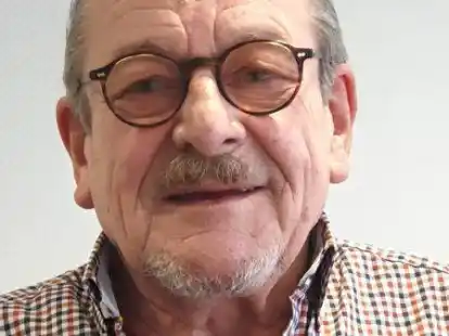 Hermann Visser (73) aus Wildeshausen hat seinen &bdquo;grauen Lappen&ldquo; bereits gegen einen F&uuml;hrerschein in Gestalt einer Plastikkarte umgetauscht.