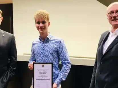 Stellvertretend f&uuml;r das Trio &uuml;berreichten Timo Kaapke (l.) und Hans-J&uuml;rgen Thurau (r.) den Lions-Jugendpreis 2022 an Nicolas Kolbeck.