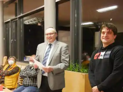 B&uuml;rgermeister Harald Stindt (links, stehend) verpflichtet den neuen Ratsherrn J&ouml;rn Haats.