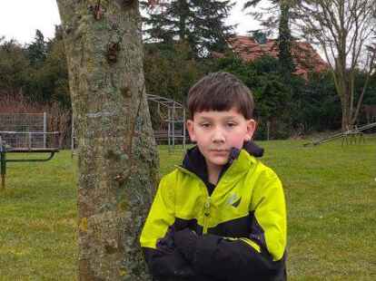 Wenig begeistert: Von ausrangierten und angerosteten Rutschen und Drehkarussell lassen sich Kinder wie der neunj&auml;hrige Tobias nicht beeindrucken.