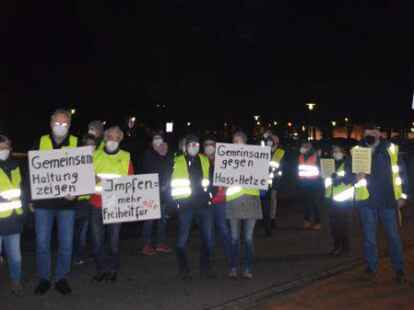 Gegendemo in Westerstede: Die Teilnehmer gingen gegen Hass und Hetze auf die Stra&szlig;e und sprachen sich f&uuml;r eine Corona-Impfung aus.