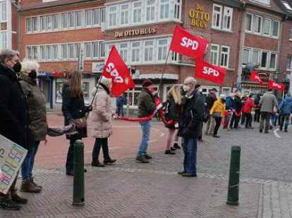 Bis auf die Liberalen zeigten am Sonnabend alle in Rat vertretenden Parteien (hier die SPD) und Vereinigungen Flagge bei der &bdquo;Kette der Solidarit&auml;t&ldquo;.  Bild: