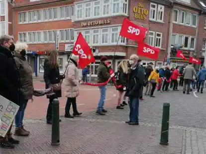 Bis auf die Liberalen zeigten am Sonnabend alle in Rat vertretenden Parteien (hier die SPD) und Vereinigungen Flagge bei der &bdquo;Kette der Solidarit&auml;t&ldquo;.  Bild: