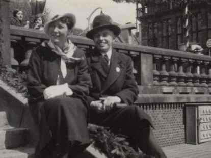 Bitte recht freundlich. Dieses Paar l&auml;sst sich 1938 auf der Delfttreppe ablichten. Im Hintergrund schlecken zwei M&auml;dchen Eis. Hinten rechts das alte Rathaus, das nur sechs Jahre sp&auml;ter in Schutt und Asche versinken wird